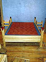 Bett mit gedrehten Pfosten